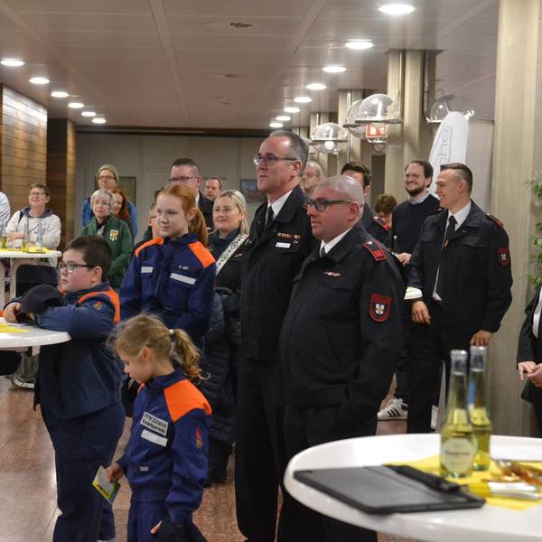 Im Euskirchener Kreishaus verfolgen zahlreiche Ehrenamtler, darunter eine Reihe von Feuerwehrleuten und Mitglieder der Jugendwehren, die Ausstellungseröffnung.
