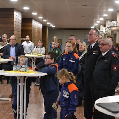 Im Euskirchener Kreishaus verfolgen zahlreiche Ehrenamtler, darunter eine Reihe von Feuerwehrleuten und Mitglieder der Jugendwehren, die Ausstellungseröffnung.