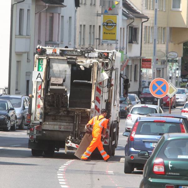 Die Müllabfuhr bei der Arbeit.