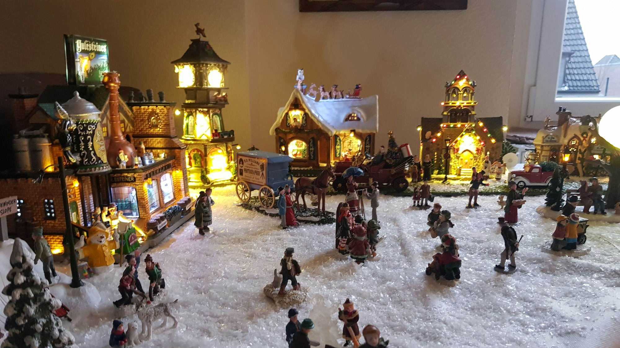Eine weihnachtliche Miniatur-Winterlandschaft ist bei Harald Heidrich im Wohnzimmer aufgebaut.