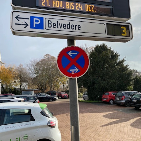 Das Bild zeigt einen Parkplatz mit dem Parkschild Belvedere in Brühl. Der Parkplatz soll im Sommer für vier Wochen gesperrt werden.