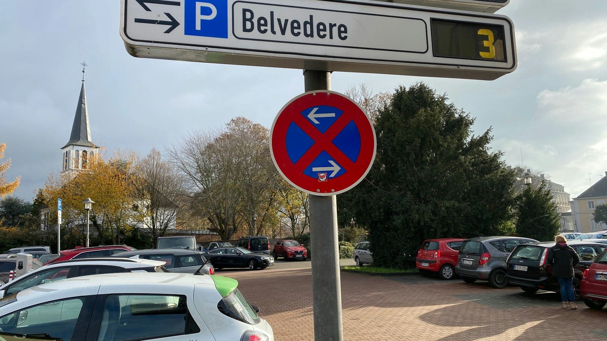 Das Bild zeigt einen Parkplatz mit dem Parkschild Belvedere in Brühl. Der Parkplatz soll im Sommer für vier Wochen gesperrt werden.