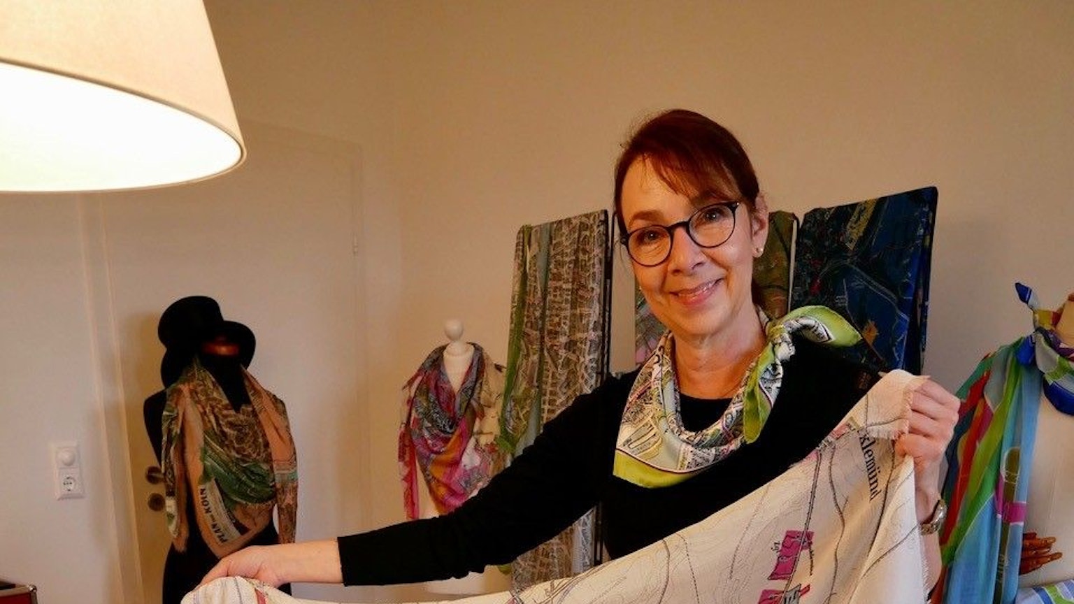 Ursula Densborn mit einer ihrer Kreationen, die den Kölner Stadtplan zeigen.