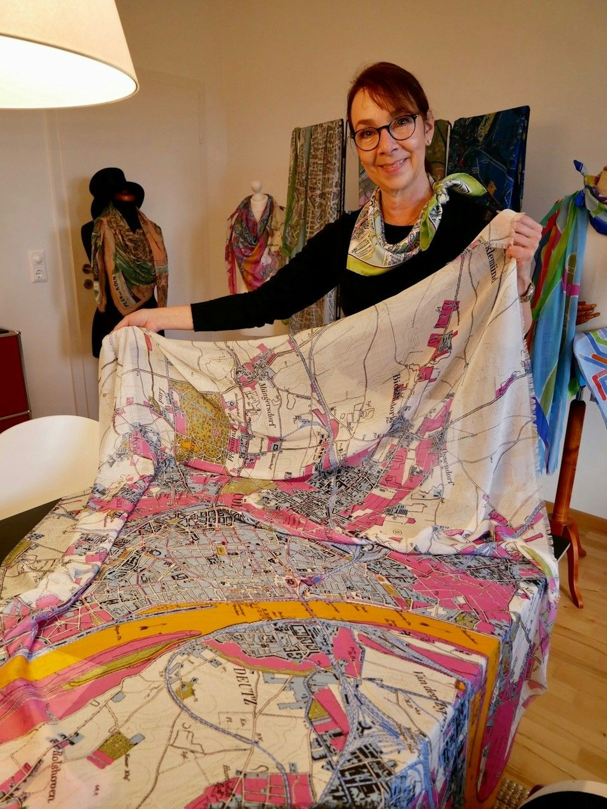 Ursula Densborn mit einer ihrer Kreationen, die den Kölner Stadtplan zeigen.