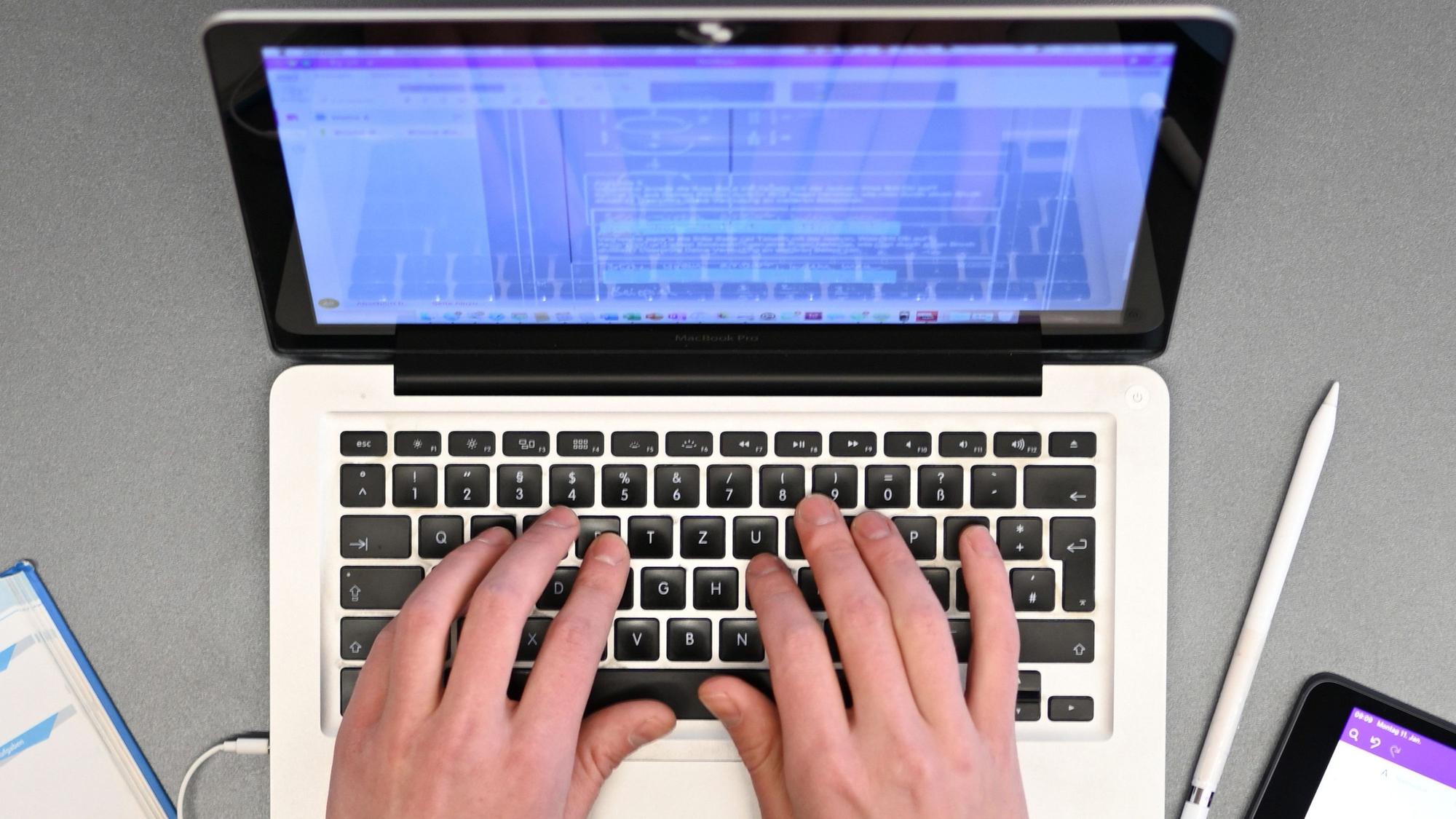 ARCHIV - 11.01.2021, Baden-Württemberg, ---: Ein Lehrer arbeitet am Laptop.