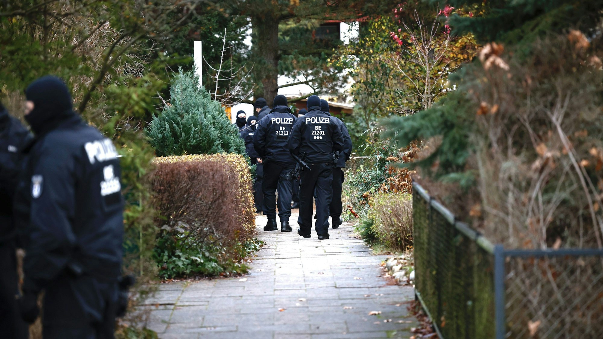 Polizisten stehen im Zuge der Razzia in der Reichsbürger-Szene vor einem der durchsuchten Gebäude in berlin.