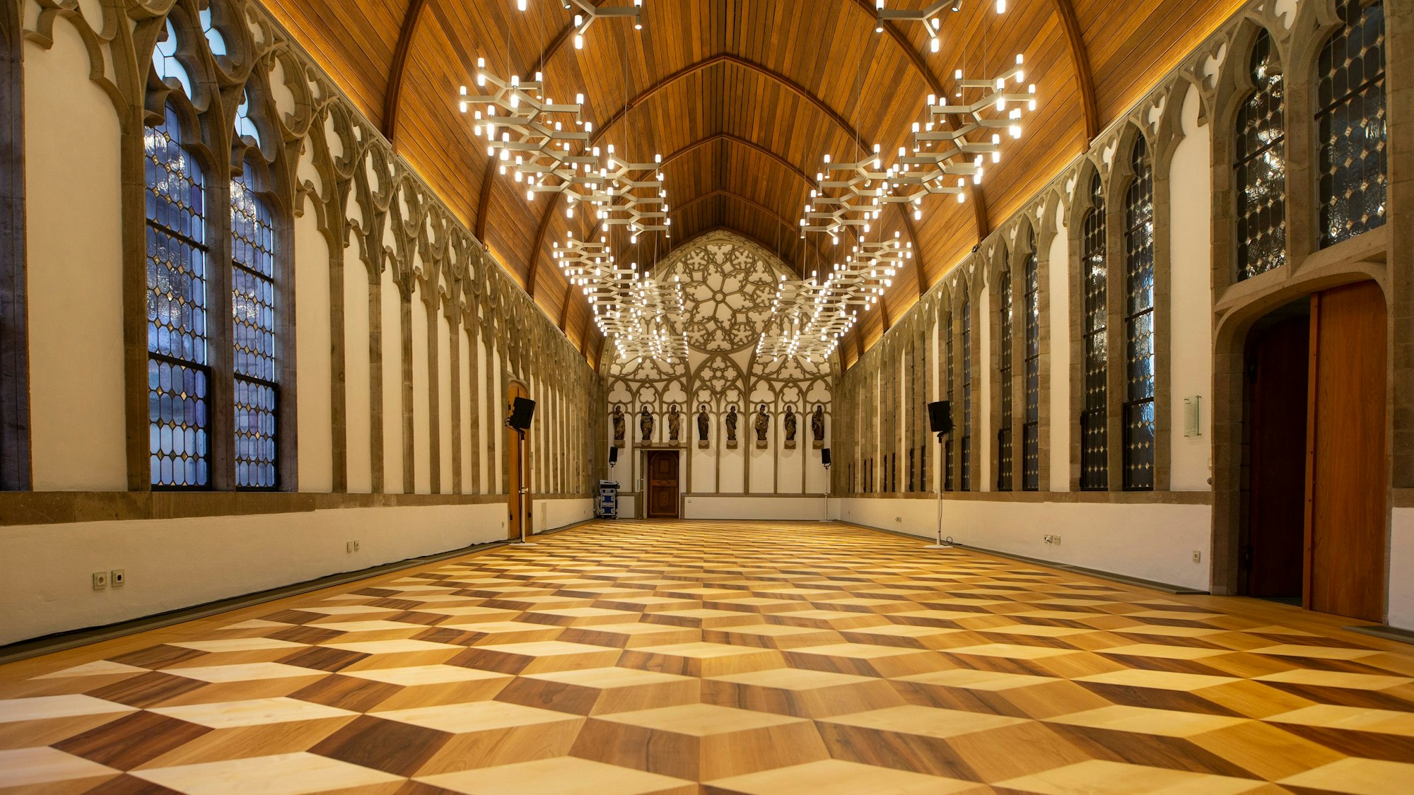 Neuer Glanz: Der Hansasaal im Rathaus hat eine neue Beleuchtung und einen neuen Parkettboden erhalten.