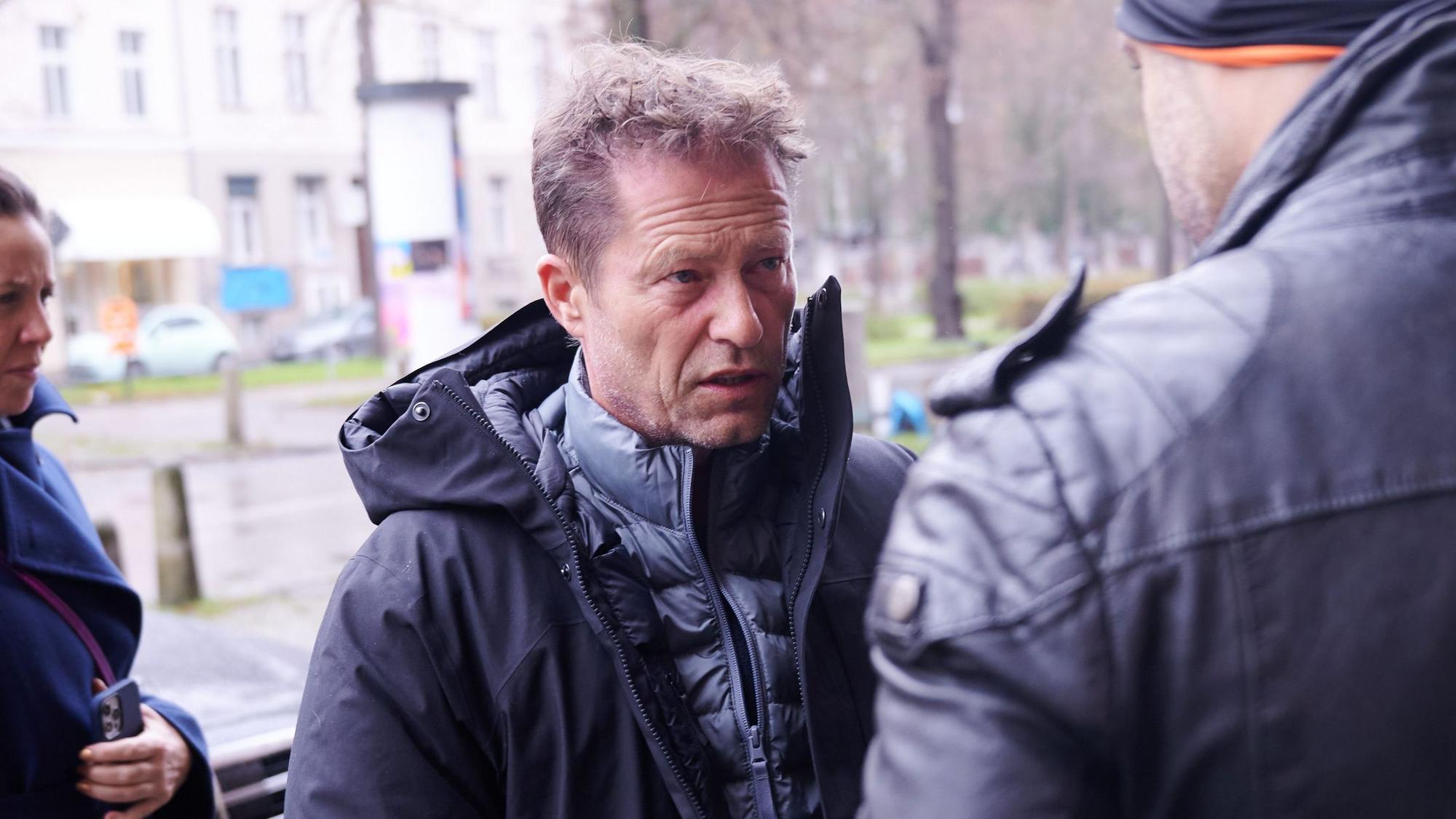 Til Schweiger kommt mit Ex-Ehefrau Dana Schweiger (l) und Tochter Lilli Schweiger (verdeckt) zur Trauerfeier von Rainer Schaller in Berlin.