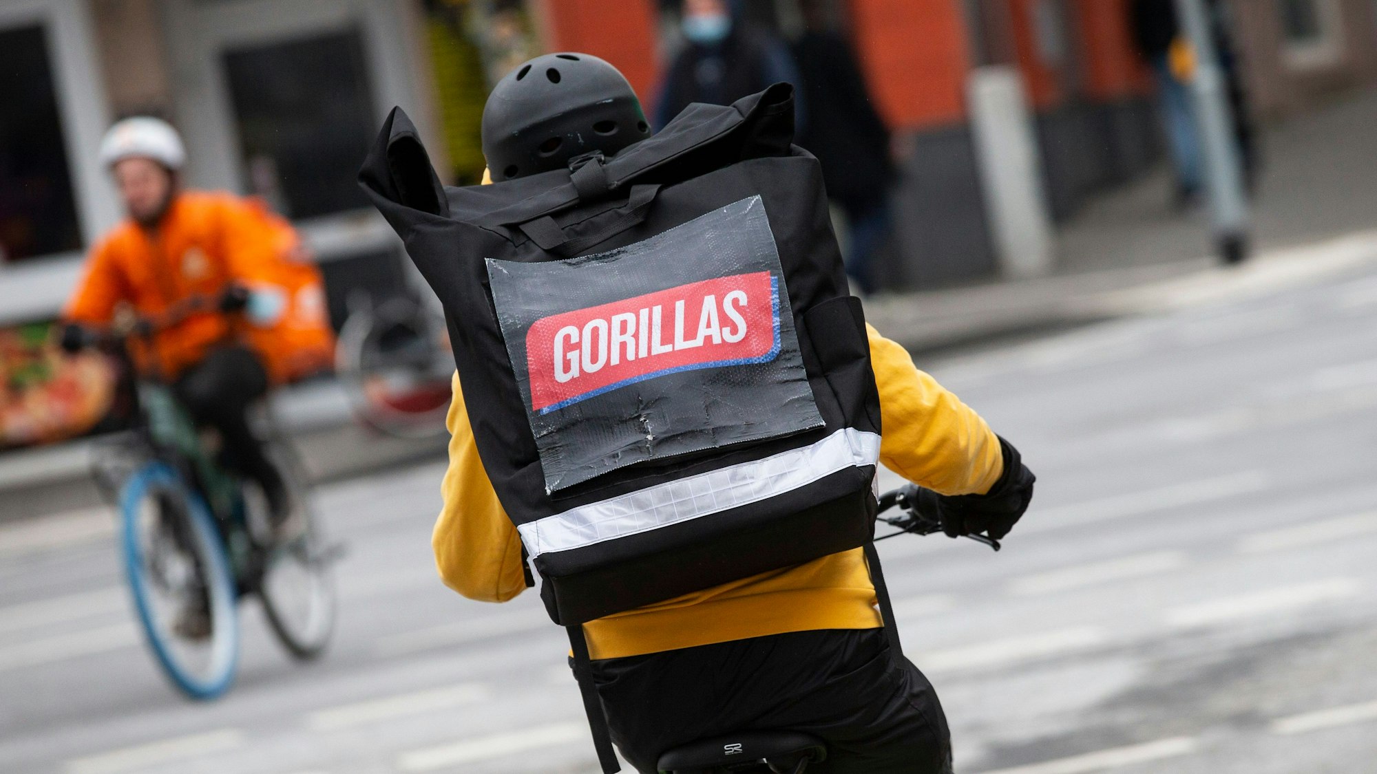 Ein Lieferant des Lieferdienstes Gorillas fährt auf einem Fahrrad.