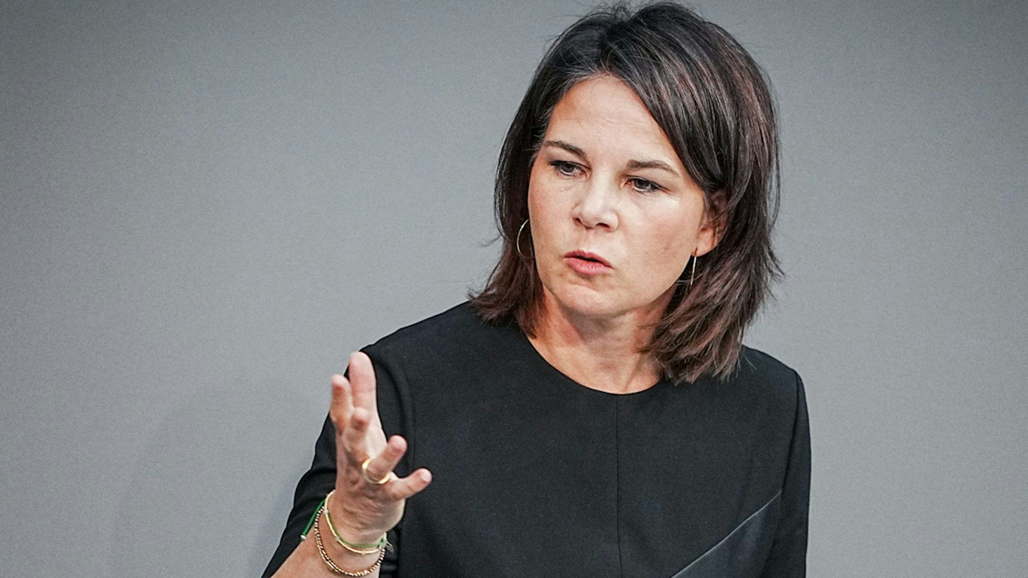 Annalena Baerbock (Bündnis 90/Die Grünen), Außenministerin, spricht im Bundestag und gestikuliert damit in Richtung Plenum. (Symbolbild)