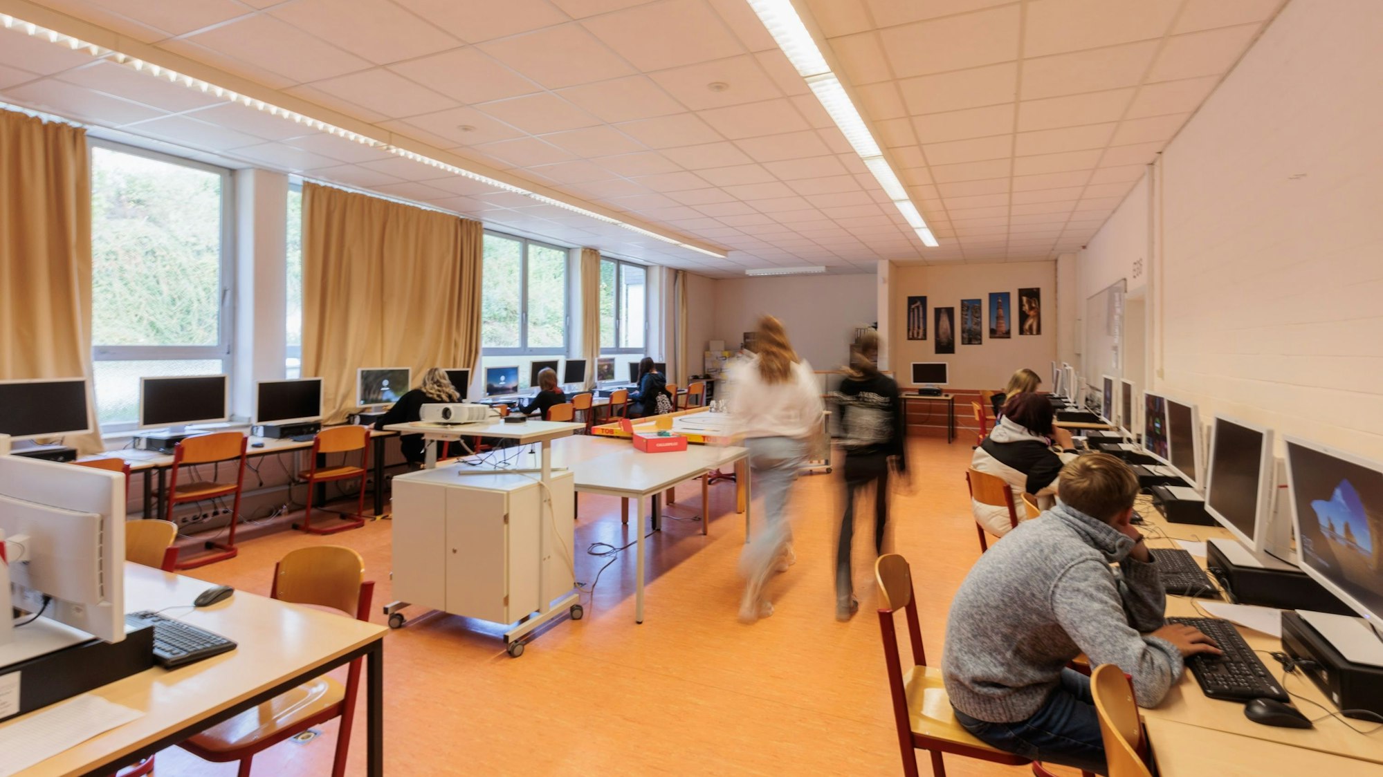 In der Bielsteiner Sekundarschule TOB sitzen Schülerinnen und Schüler im Computerraum.