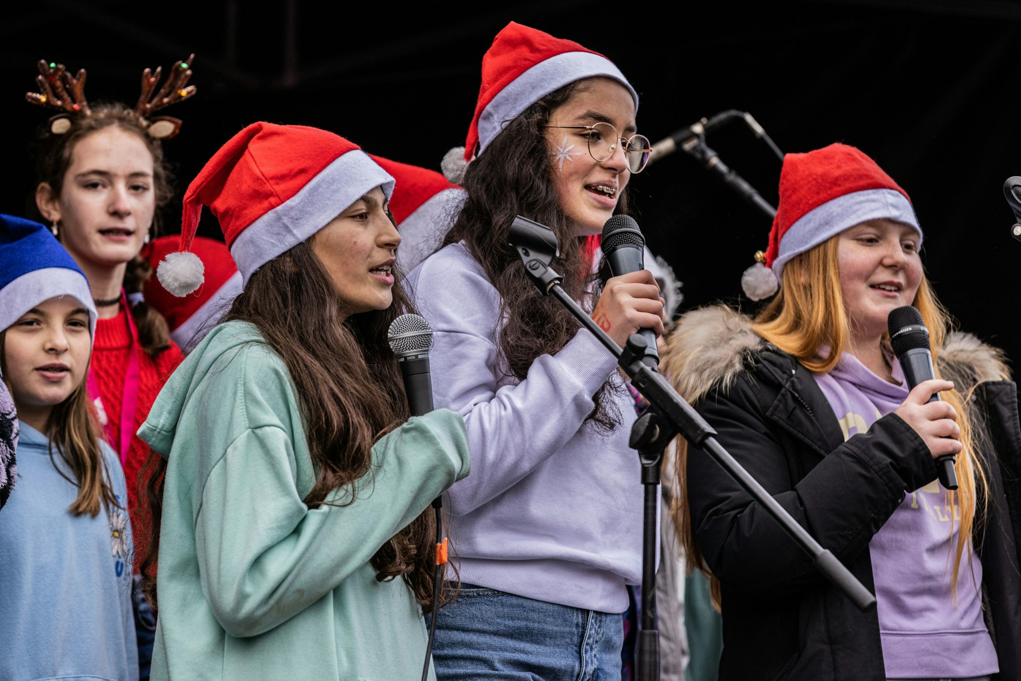 Auch auf der Bühne in Rheinbach geht es weihnachtlich zu: mit Gesang von Jugendlichen und Kindern.