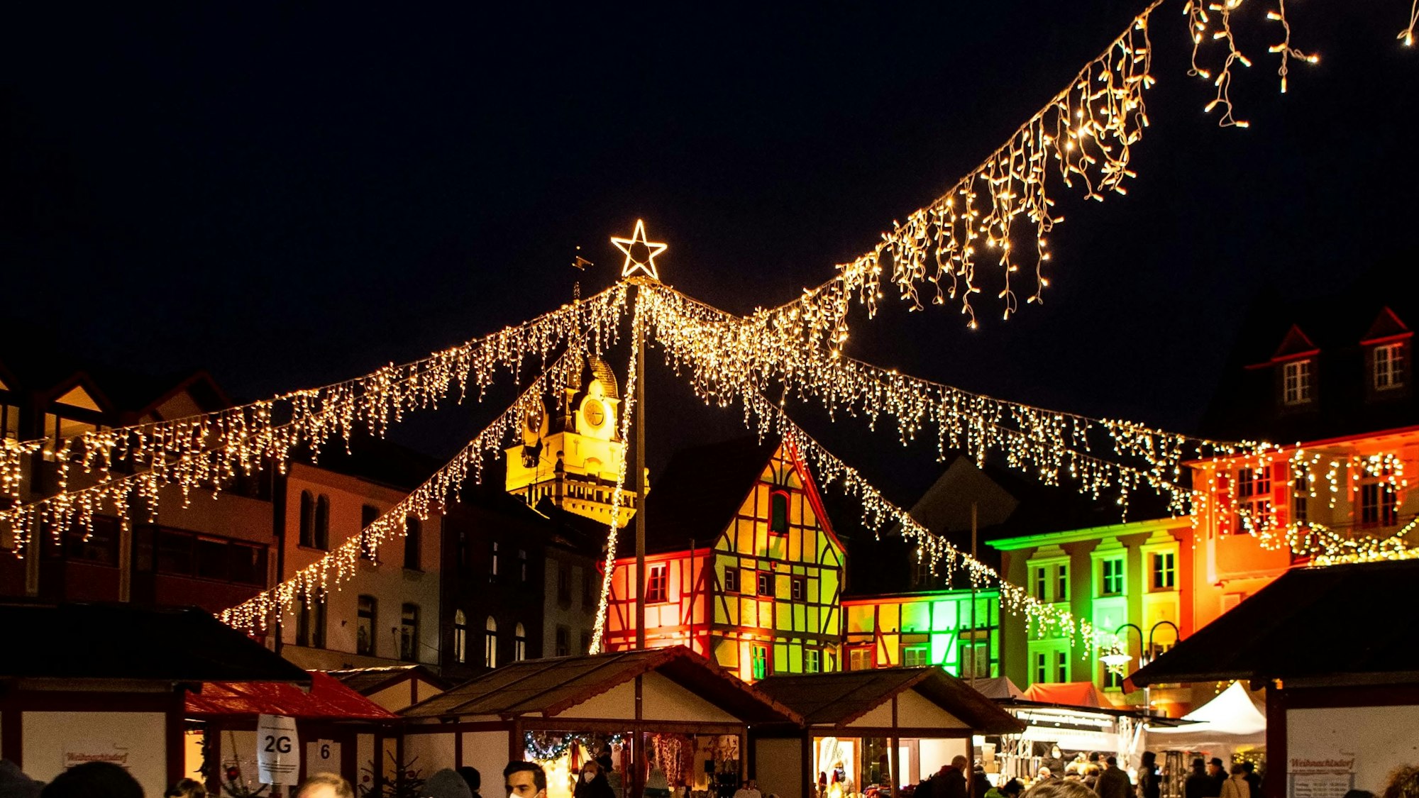 Lichterketten und Lichtstrahler tauchen den Alten Markt in Euskirchen in weihnachtliches Licht.