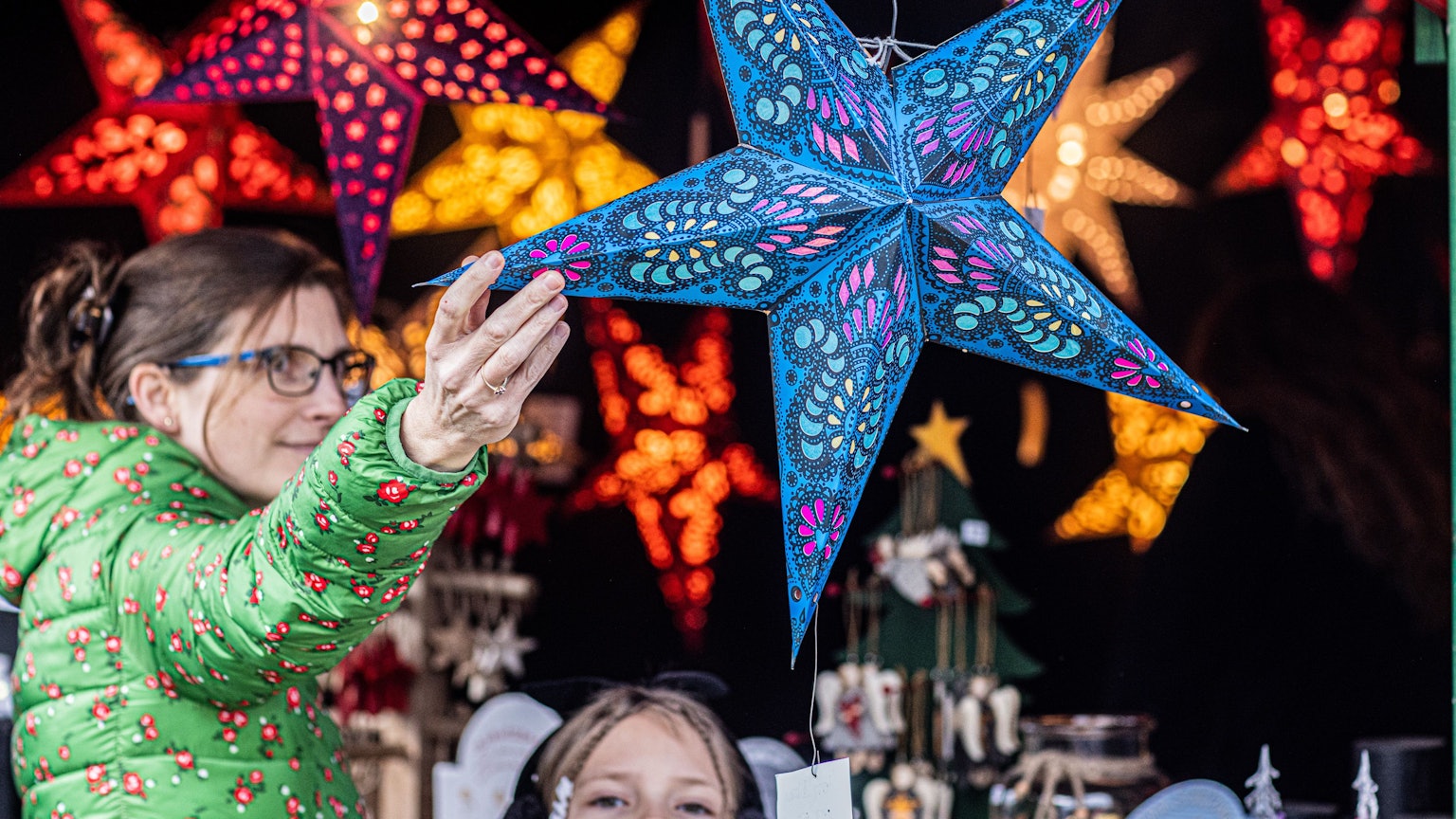 Leuchtenden Weihnachtssterne als Dekorationen gibt es auf dem Weihnachtsmarkt in Rheinbach.