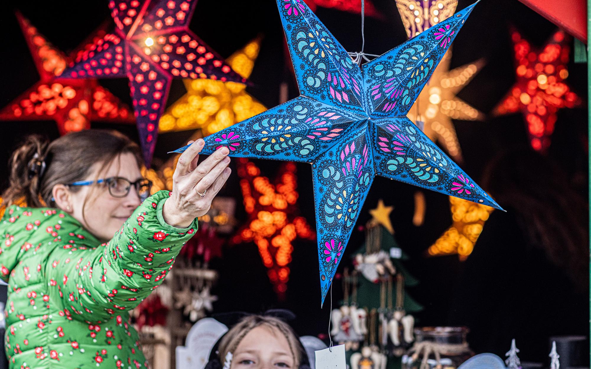 Leuchtenden Weihnachtssterne als Dekorationen gibt es auf dem Weihnachtsmarkt in Rheinbach.