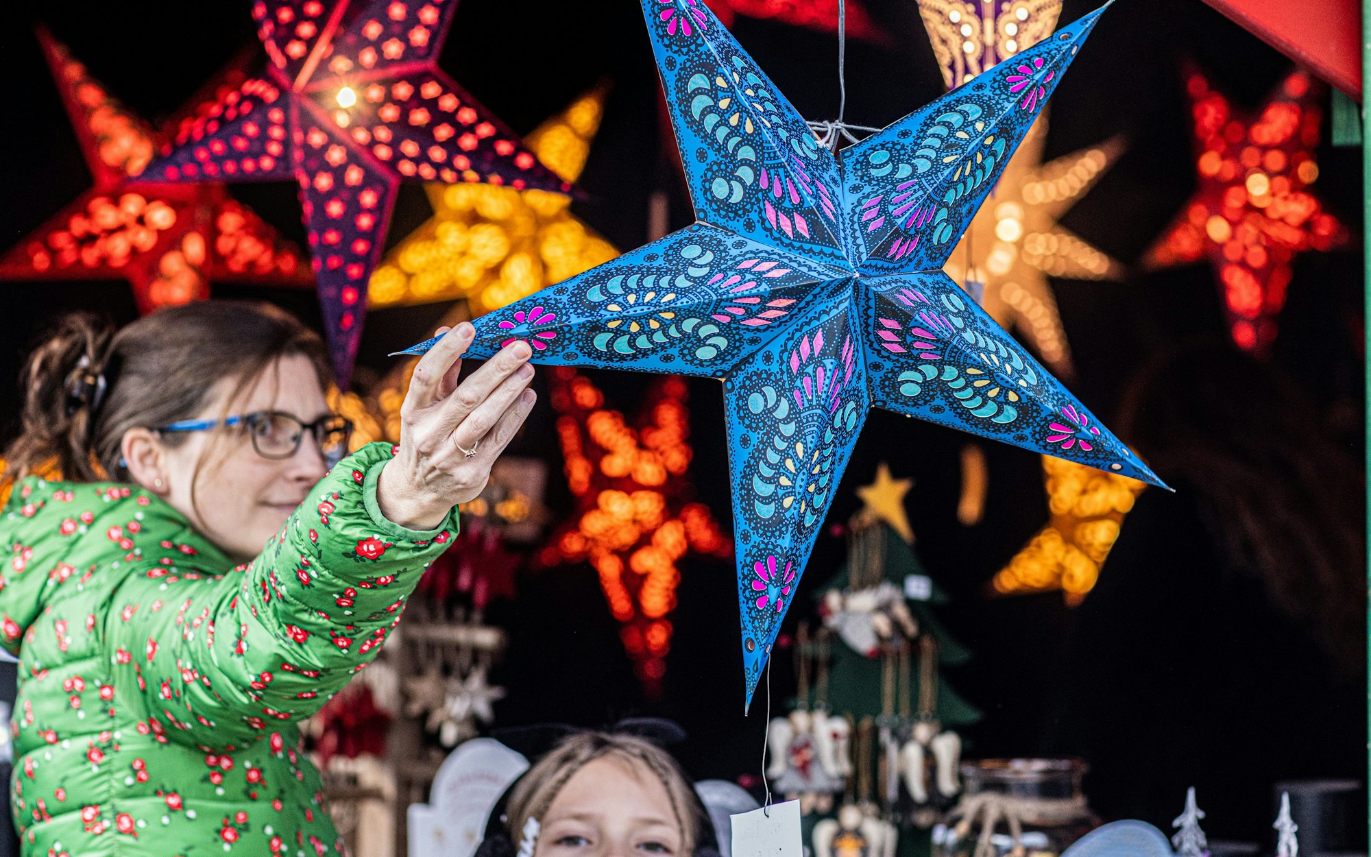 Leuchtenden Weihnachtssterne als Dekorationen gibt es auf dem Weihnachtsmarkt in Rheinbach.