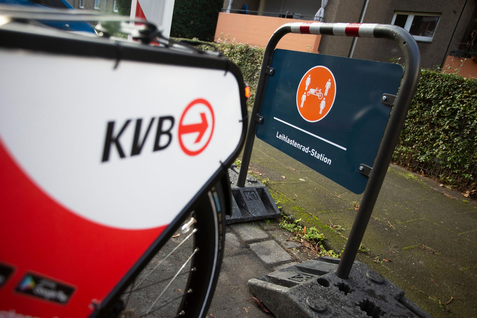 Die neuen Lastenräder der KVB müssen immer an den Stationen abgestellt werden.