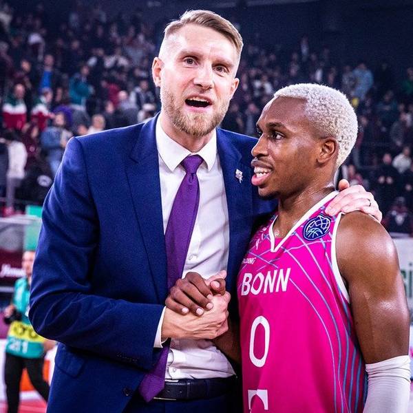 Trainer Tuomas Iisalo bedankt sich bei seinem Spielmacher TJ Shorts.