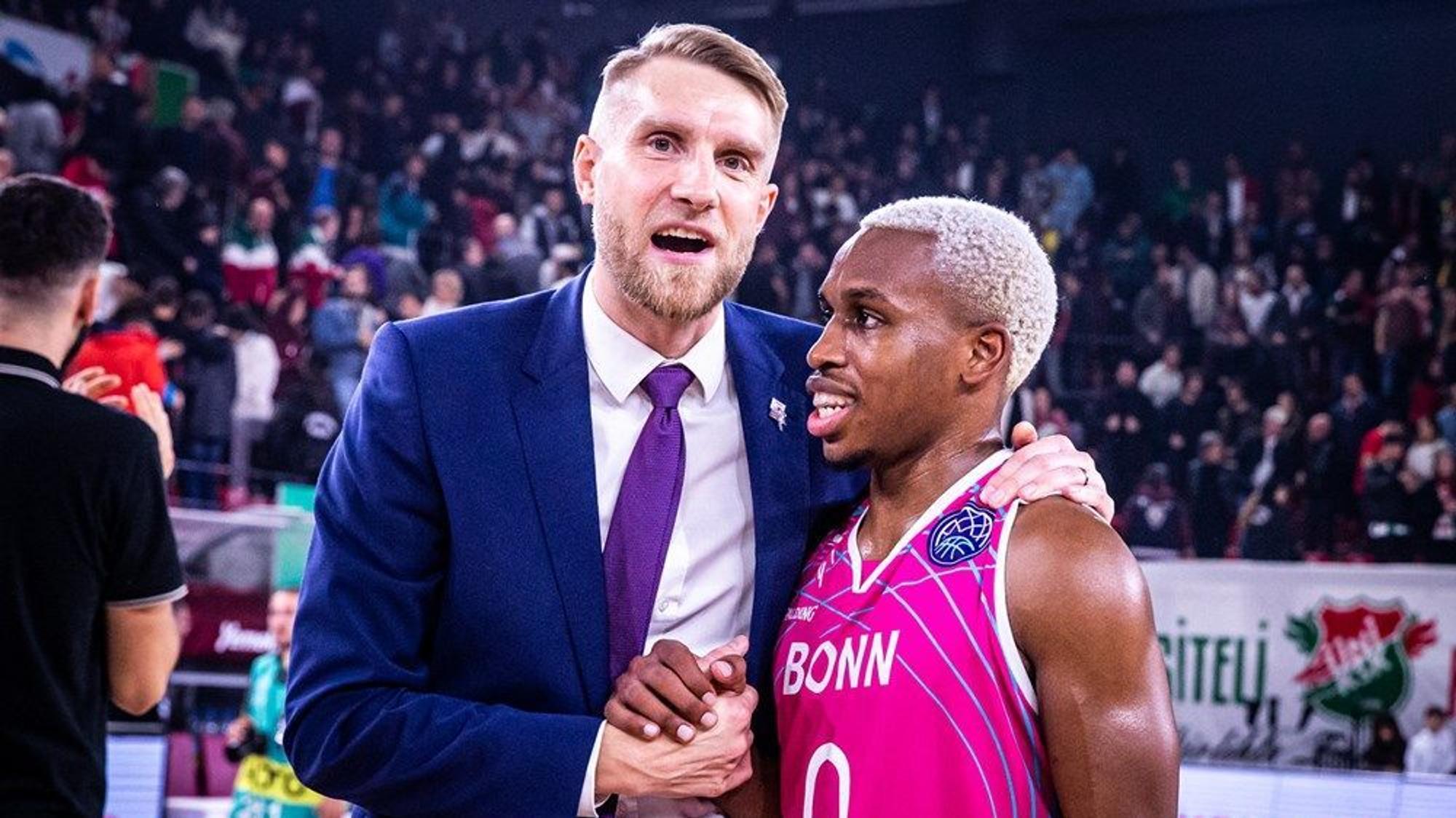 Trainer Tuomas Iisalo bedankt sich bei seinem Spielmacher TJ Shorts.