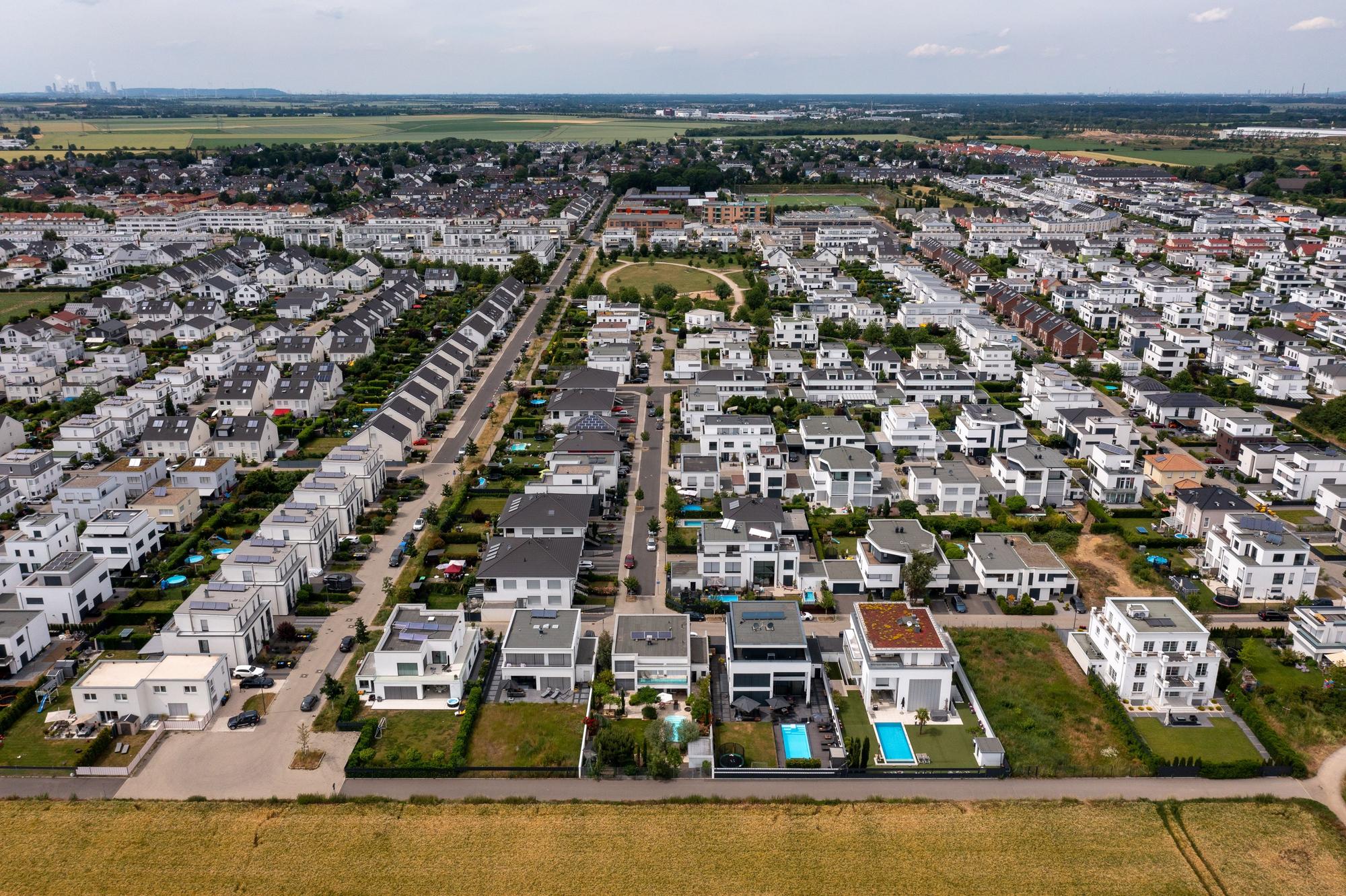 Das Neubaugebiet Widdersdorf Süd. Eine Dronenaufnahme zeigt die Ausmaße des schachbrettartig geplanten Viertels.