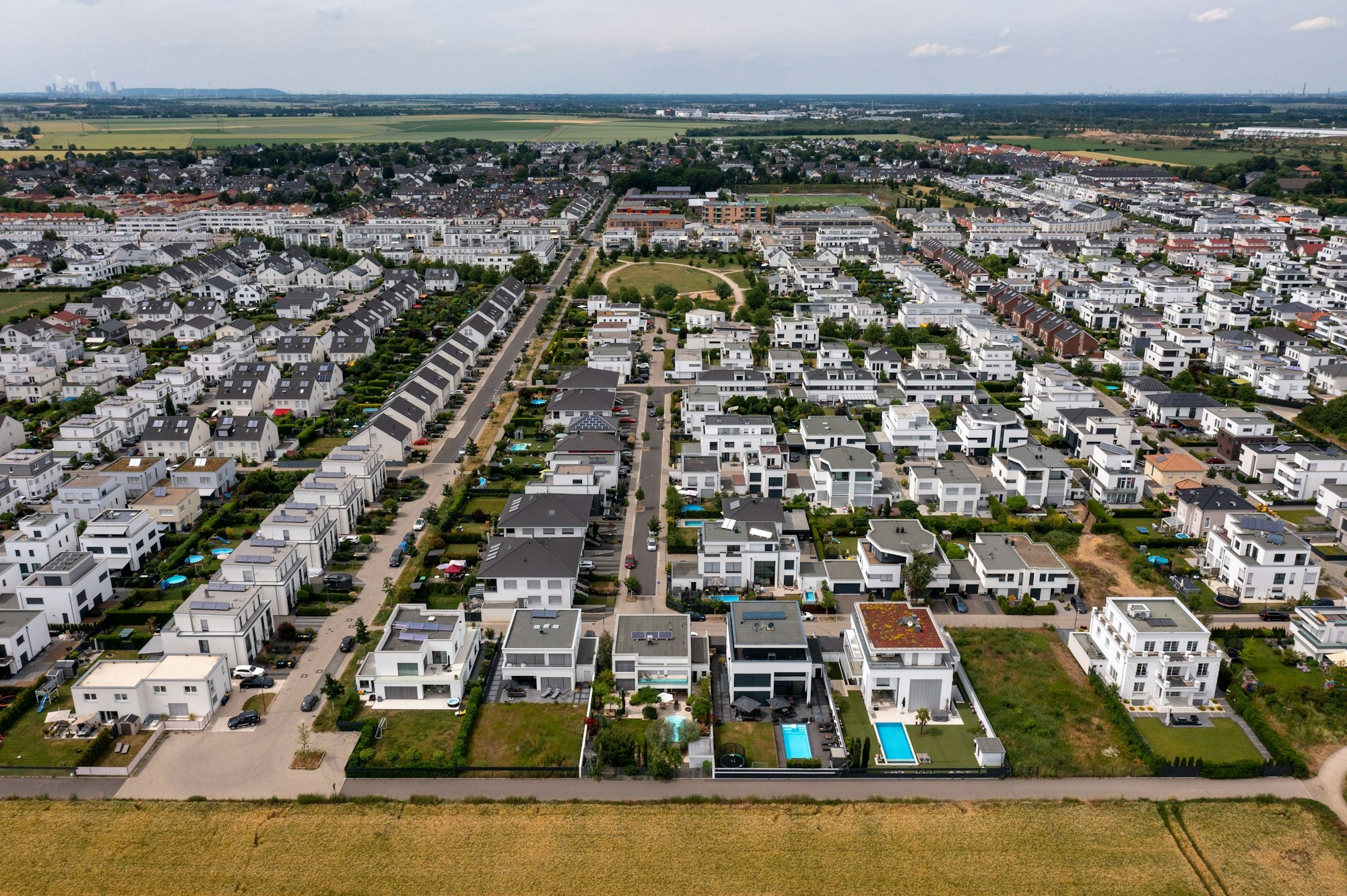 Das Neubaugebiet Widdersdorf Süd. Eine Dronenaufnahme zeigt die Ausmaße des schachbrettartig geplanten Viertels.