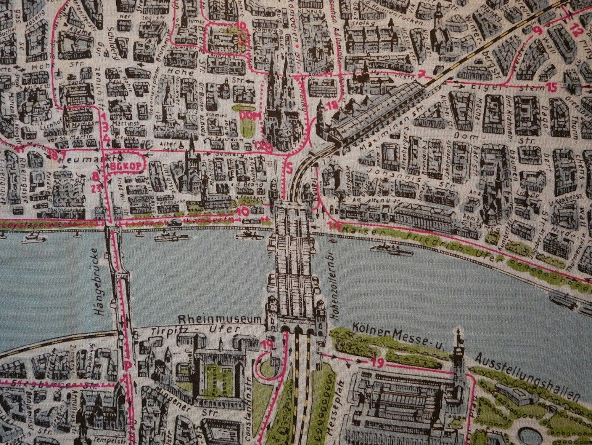 Die Tramlinien Kölns standen Pate: Ein Seidentuch von Filoop als KVB-Wegweiser.