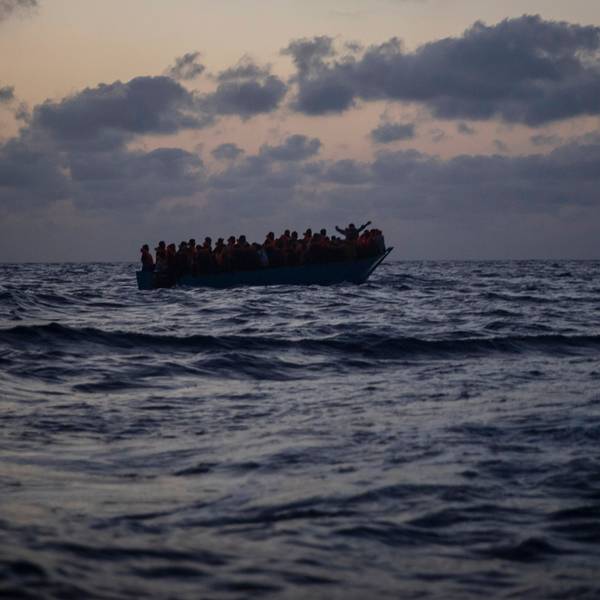 Migrantinnen und Migranten an Bord eines Holzbootes.
