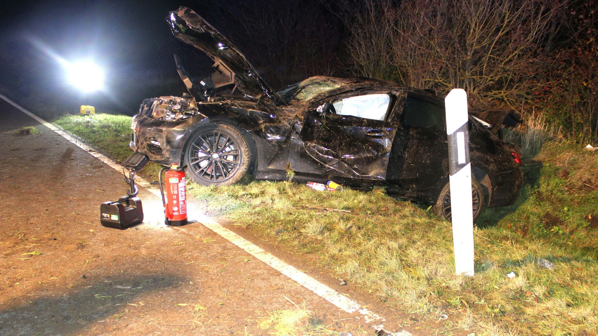 Das Bild zeigt ein verunfalltes Auto im Straßengraben. Fahrer und Beifahrer wurden dabei verletzt.