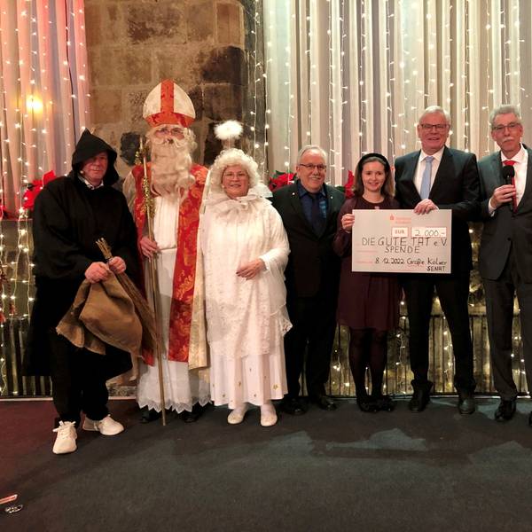 Generös: (v.l.) Knecht Ruprecht (Senator Holger Bluhm), Nikolaus (Senatsschatzmeister Wolfgang Beilfuß), Engel (Senatsvizepräsidentin Stephanie Bluhm), Senatsschriftführer Heinz-Peter Hammer, Senatsgeschäftsführerin Annkathrin Schaub, Senatspräsident Helmut Bargon und Senatspräsident a.D. Dr. Heribert Mies überreichten den Scheck an Helmut Heinen (3.v.r.), Vorsitzende r der Altenhilfe.