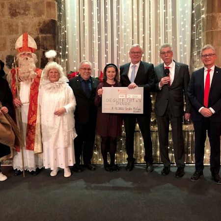 Generös: (v.l.) Knecht Ruprecht (Senator Holger Bluhm), Nikolaus (Senatsschatzmeister Wolfgang Beilfuß), Engel (Senatsvizepräsidentin Stephanie Bluhm), Senatsschriftführer Heinz-Peter Hammer, Senatsgeschäftsführerin Annkathrin Schaub, Senatspräsident Helmut Bargon und Senatspräsident a.D. Dr. Heribert Mies überreichten den Scheck an Helmut Heinen (3.v.r.), Vorsitzende r der Altenhilfe.