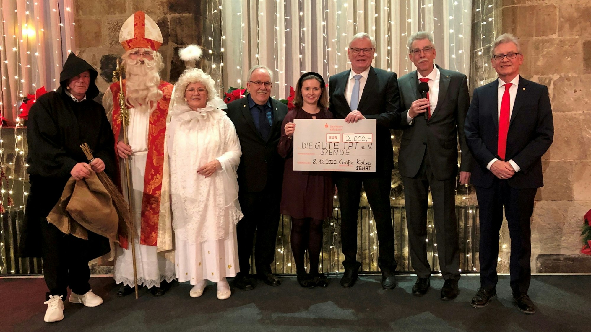 Generös: (v.l.) Knecht Ruprecht (Senator Holger Bluhm), Nikolaus (Senatsschatzmeister Wolfgang Beilfuß), Engel (Senatsvizepräsidentin Stephanie Bluhm), Senatsschriftführer Heinz-Peter Hammer, Senatsgeschäftsführerin Annkathrin Schaub, Senatspräsident Helmut Bargon und Senatspräsident a.D. Dr. Heribert Mies überreichten den Scheck an Helmut Heinen (3.v.r.), Vorsitzende r der Altenhilfe.