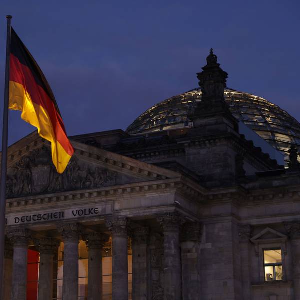 Vor dem Bundestag weht eine Deutschlandflagge.