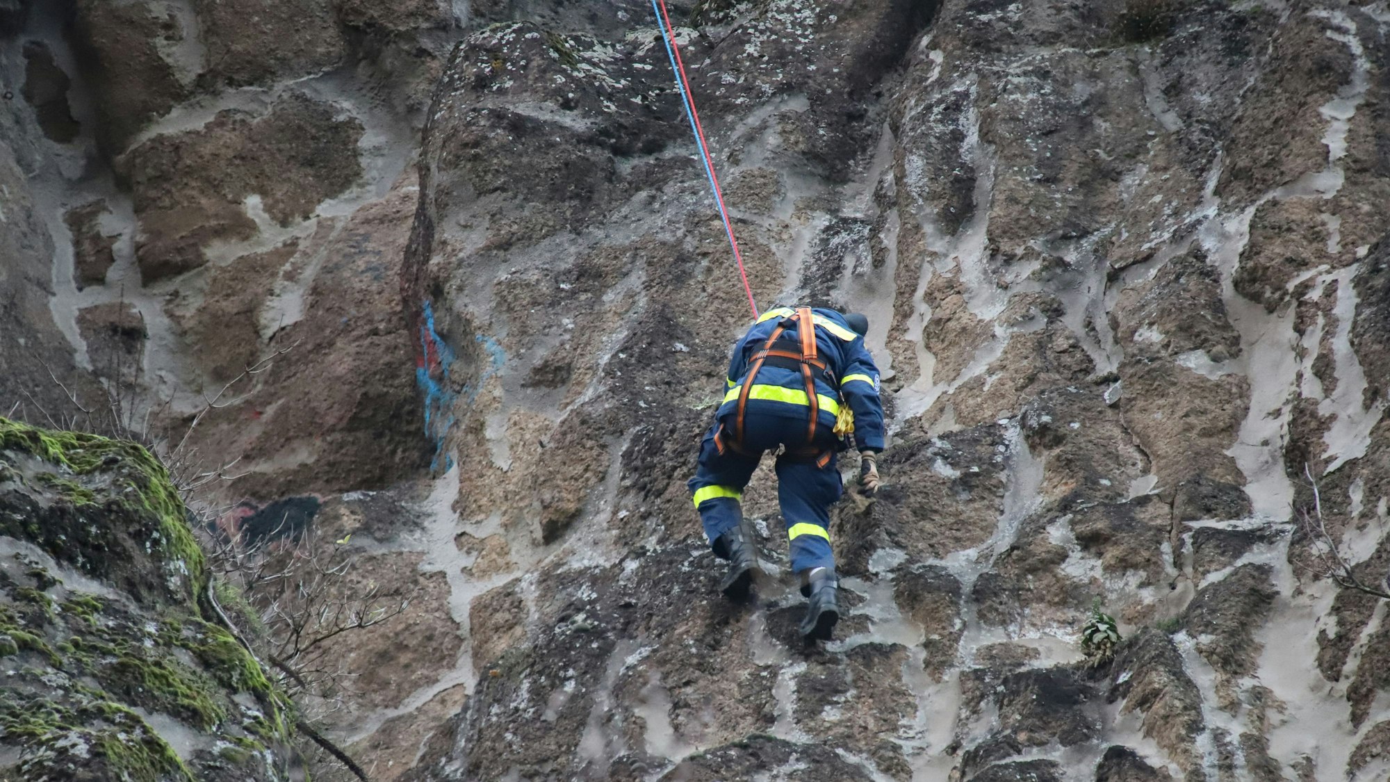 Ein Höhenretter des THW klettert einen Berg herunter.
