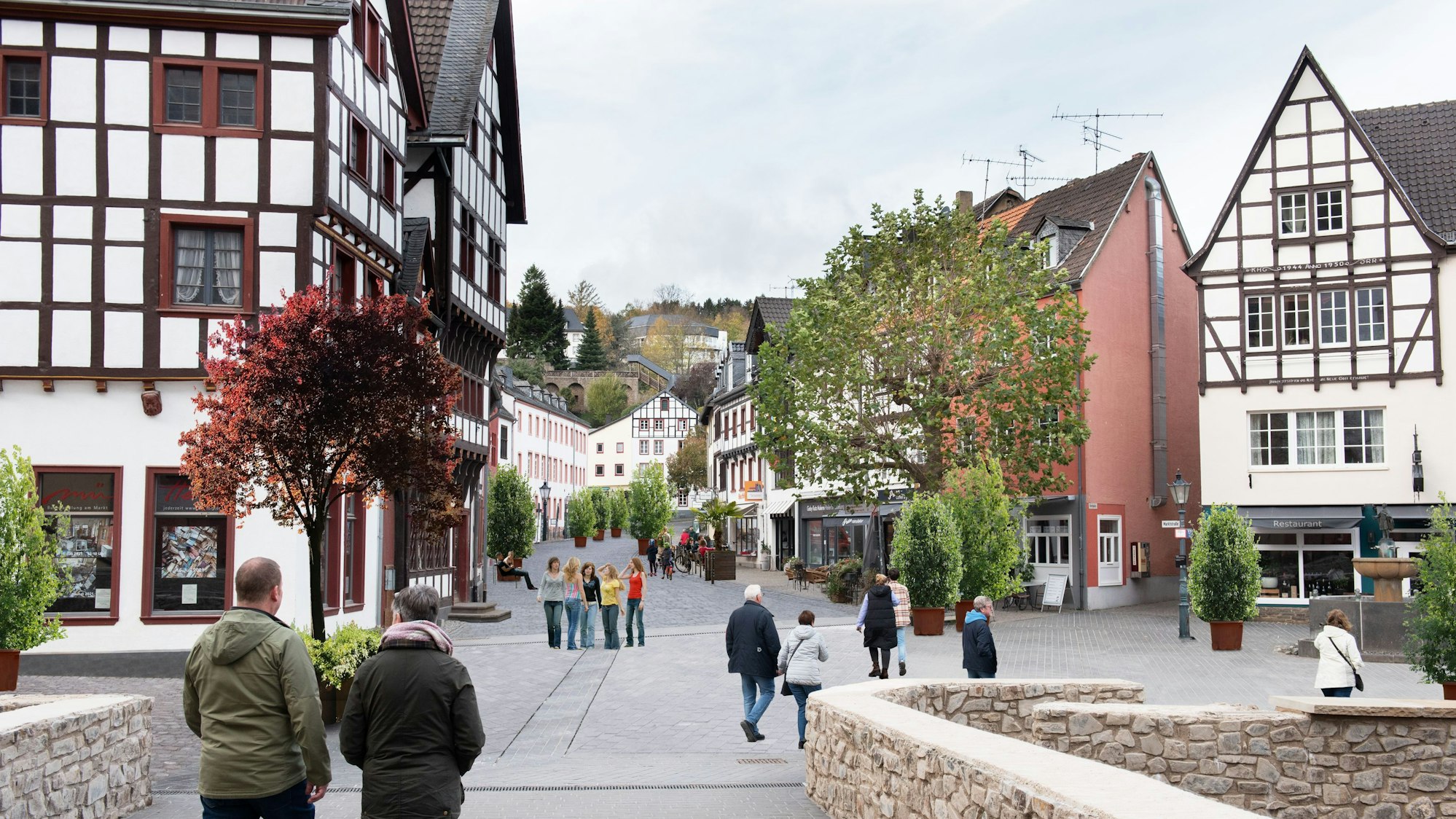 Menschen laufen über die Marktstraße in Bad Münstereifel.