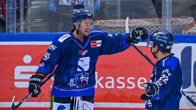 30.11.2022, Bayern, Straubing: Eishockey: DEL, Straubing Tigers - Pinguins Bremerhaven, Hauptrunde, 25. Spieltag, Eisstadion am Pulverturm. Akeson Jason von Straubing (l) jubelt mit Connolly Mike von Straubing nach seinem Treffer zum 1:0 gegen Bremerhaven. Foto: Armin Weigel/dpa +++ dpa-Bildfunk +++