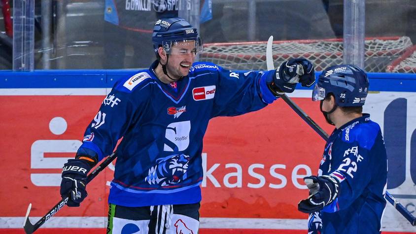 30.11.2022, Bayern, Straubing: Eishockey: DEL, Straubing Tigers - Pinguins Bremerhaven, Hauptrunde, 25. Spieltag, Eisstadion am Pulverturm. Akeson Jason von Straubing (l) jubelt mit Connolly Mike von Straubing nach seinem Treffer zum 1:0 gegen Bremerhaven. Foto: Armin Weigel/dpa +++ dpa-Bildfunk +++