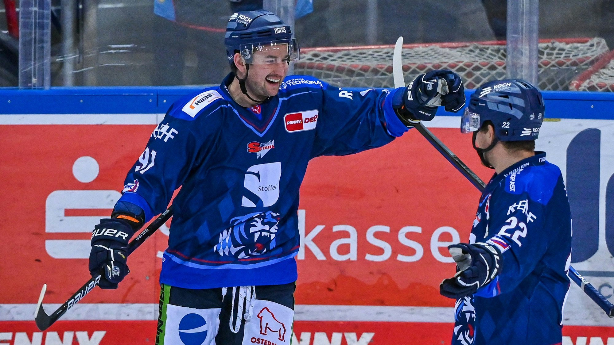 30.11.2022, Bayern, Straubing: Eishockey: DEL, Straubing Tigers - Pinguins Bremerhaven, Hauptrunde, 25. Spieltag, Eisstadion am Pulverturm. Akeson Jason von Straubing (l) jubelt mit Connolly Mike von Straubing nach seinem Treffer zum 1:0 gegen Bremerhaven. Foto: Armin Weigel/dpa +++ dpa-Bildfunk +++