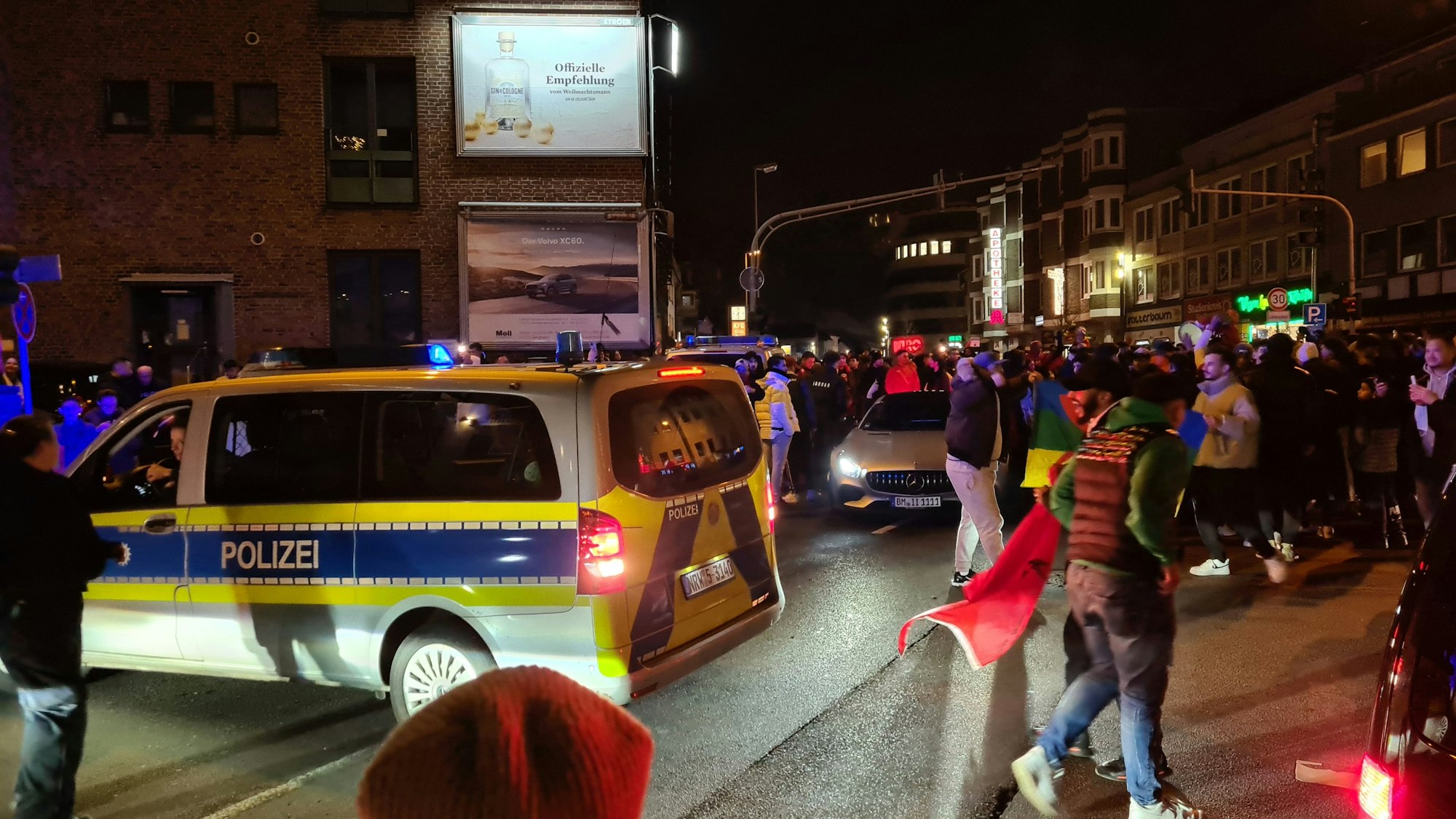 Fußballfans feiern am 6. Dezember 2022 nach Marokko-Sieg in Bergheimer Innenstadt und sorgen für Chaos auf den Straßen.