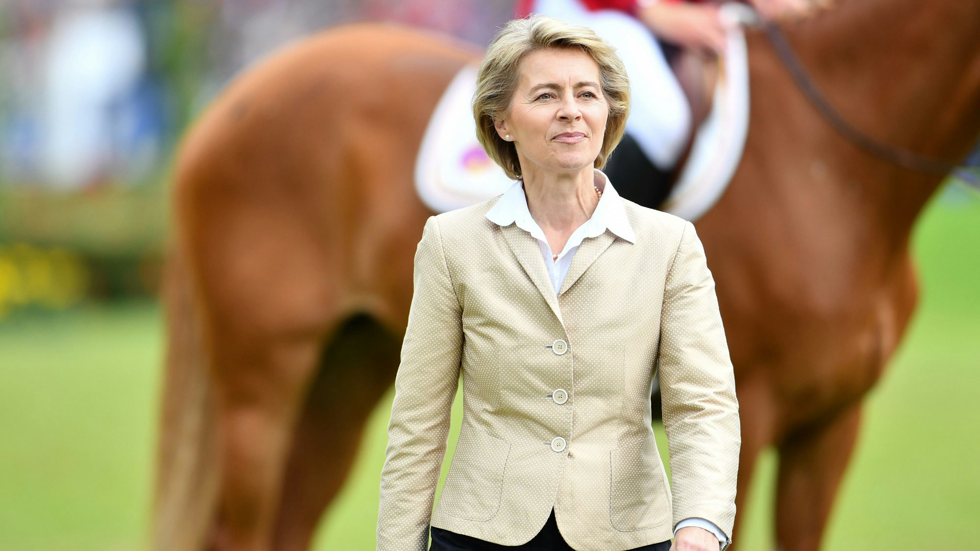 Ursula von der Leyen (CDU) steht während der Siegerehrung vor einem Pferd. Von der Leyen trauert nach einem mutmaßlichen Wolfsriss um eines ihrer Ponys.