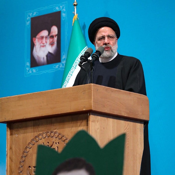 Irans Präsident Ebrahim Raisi steht an einem Rednerpult.