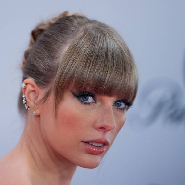 Taylor Swift geht über den Roten Teppich bei der Verleihung der MTV Europe Music Awards.