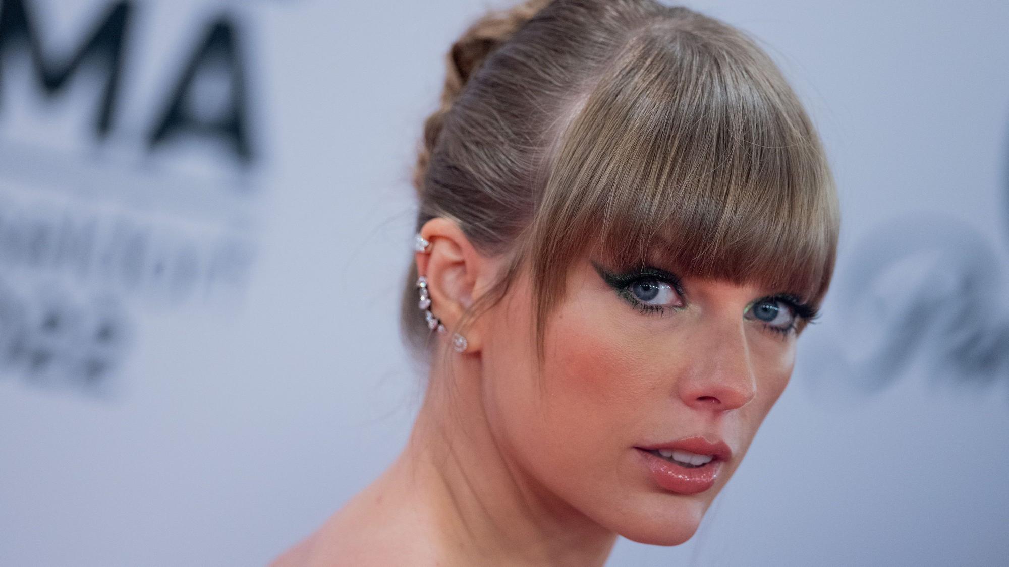 Taylor Swift geht über den Roten Teppich bei der Verleihung der MTV Europe Music Awards.