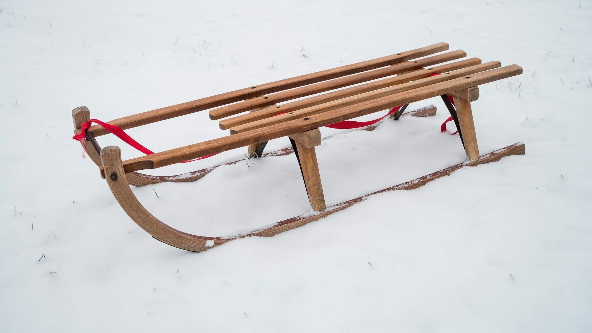 Ein Schlitten steht auf dem Bleißberg im Schnee.