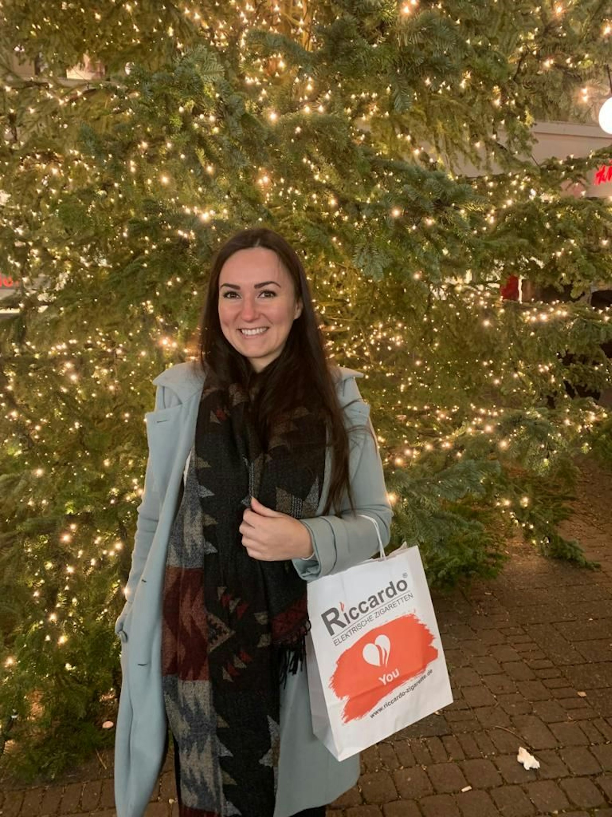 Ana Bajan vor einem Weihnachtsbaum