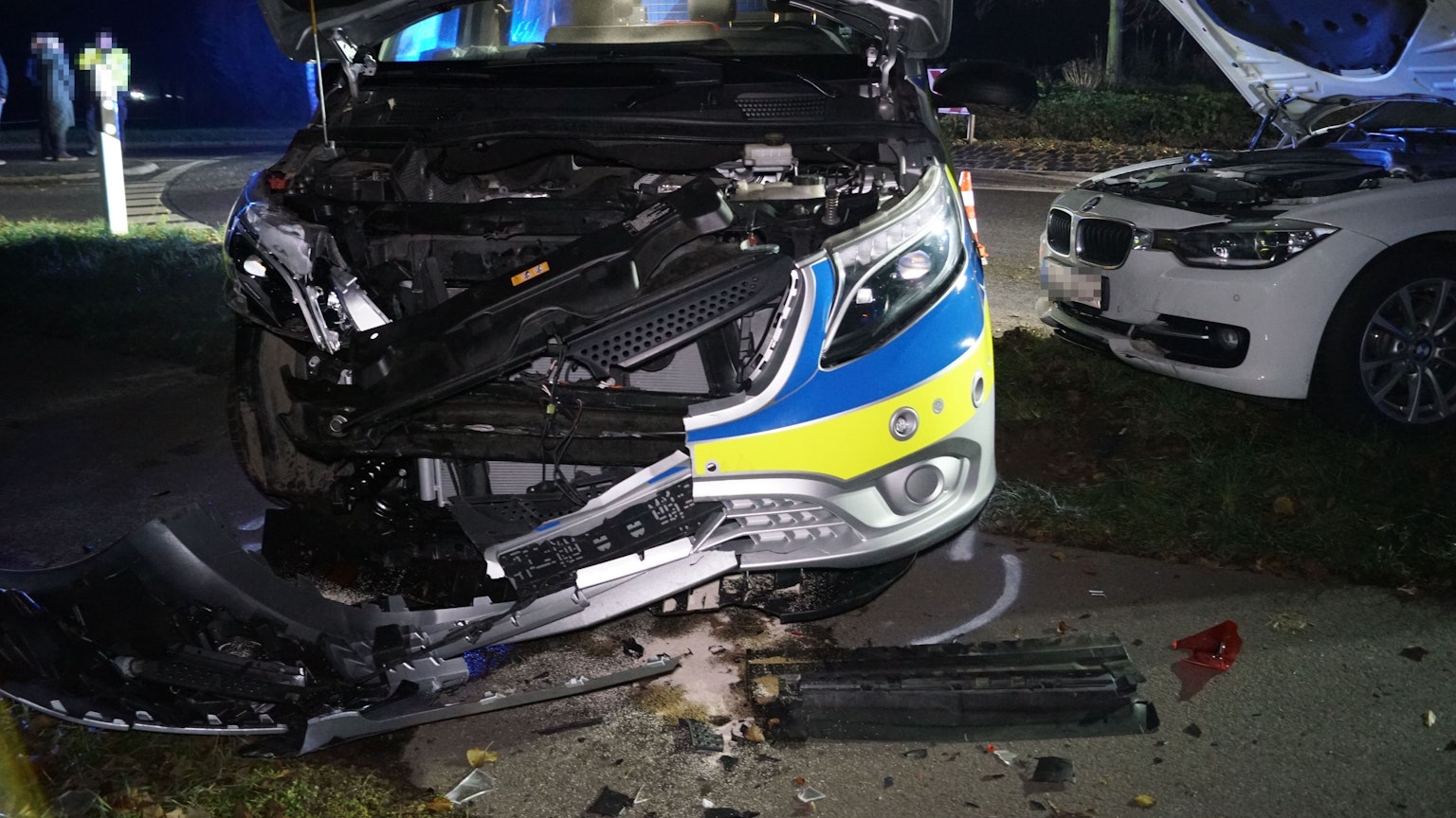 11.12.2022 Bei Zülpich ist es zu einer Verfolgungsjagd gekommen. Dabei wurden eine Autofahrerin und eine Polizistin leicht verletzt. Das flüchtige Auto wurde bei Blankenheim gestoppt.