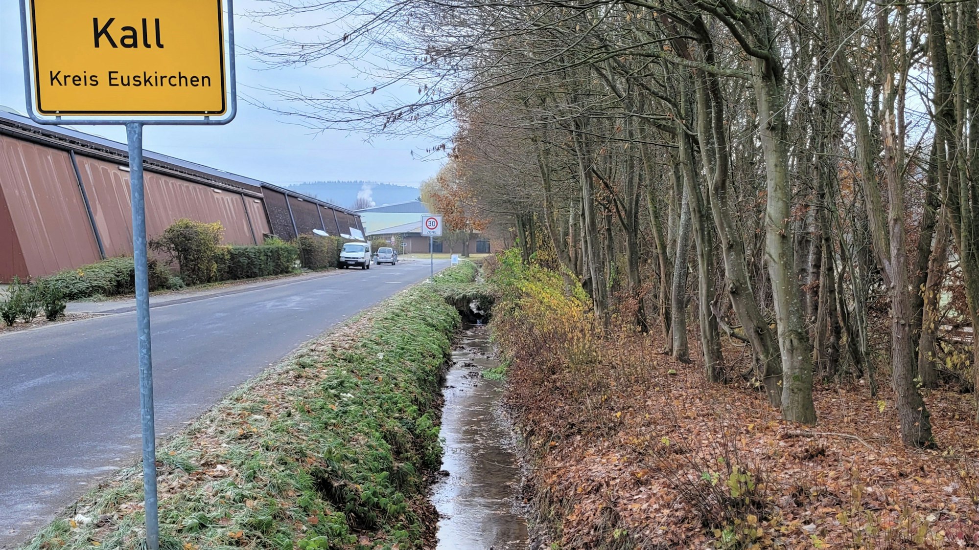Ein kleiner Bach fließt parallel zur Straße in Kall.
