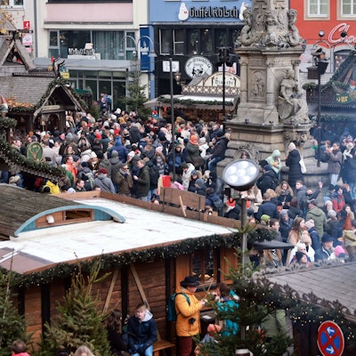 Menschen drängen sich um die Buden des Weihnachtsmarktes