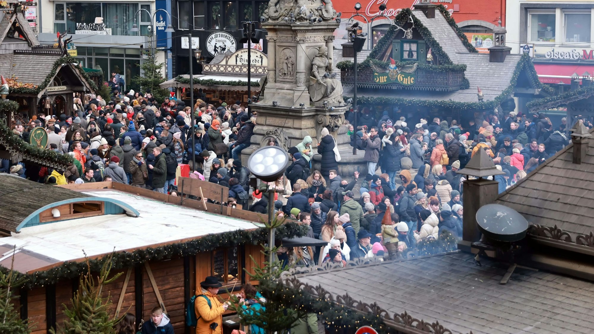 Menschen drängen sich um die Buden des Weihnachtsmarktes