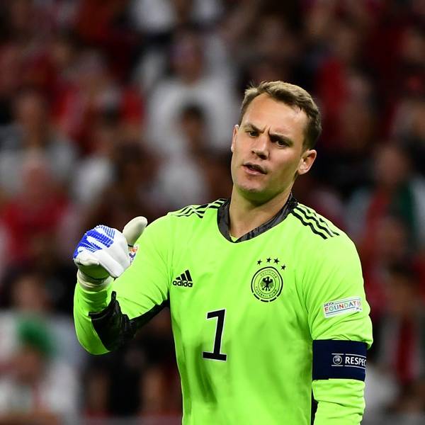 Manuel Neuer gestikuliert auf dem Spielfeld im DFB-Dress.
