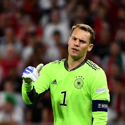 Manuel Neuer gestikuliert auf dem Spielfeld im DFB-Dress.